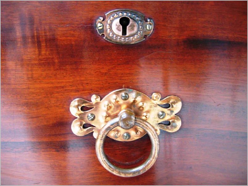 4013 Detail Escutcheon and Handle